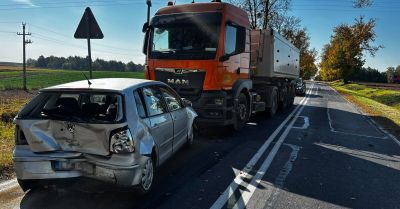 Volkswagen po zderzeniu z busem uderzył w ciężarówkę